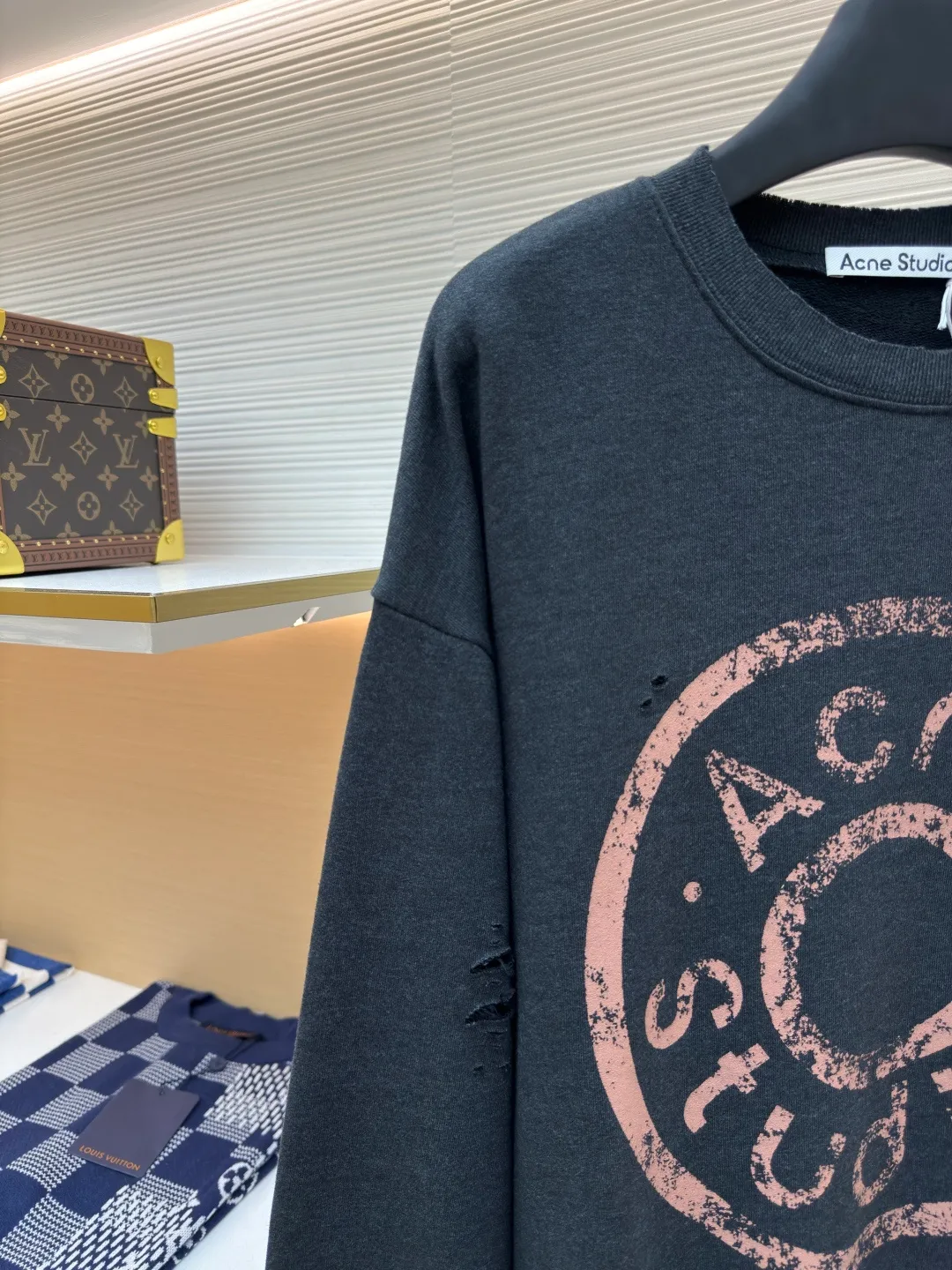 Acne Studios ripped distressed logo sweatshirt ●Authentic product: Purchased and developed for 4100 ●Item number: 1680379-A75 ●Fabric: Double-ply cotton plain fabric ●Technology: Distressed printing ●Version: Loose fit ●Weight: about 590 grams ●Size: S-M-L-XL ●Description: Customized dream-painted double-ply cotton plain fabric with excellent texture, comfortable and skin-friendly, with deep black as the main color Like the mottled rust on ancient copperware, the unruly soul of AcneStudios is engraved on the chest. The ingenious integration of hole elements and wanton swaying on the black canvas is a deliberate rebellion, a break away from the shackles of tradition, and unique in the wave of trends. Glue printing is used. The chest printing is modified three times with the film screen. The glue liquid paint is used to print the pattern on the fabric. The fabric is baked to fix the printed pattern. Many parts of the body of the garment are worn and worn by pure artificial regularity, and hand brush marks are added to the surface of the garment to add texture and depth to imitate the texture of natural wear and tear. The fabrics have been washed to give them a better feel and texture. They are not easy to deform, shrink or fade, and maintain their long-lasting beauty. The overall color is consistent with no color difference. It can be matched with the same style to create a fashionable look, and can be used in various occasions. Customized accessories, complete with three standards, the same style for men and women!